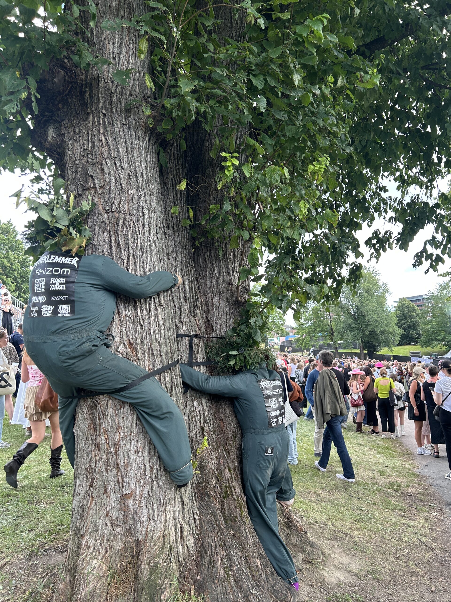 Øyafestivalen 2025 stammebeskyttere av gjenbrukte dresser Øyafestivalen 2025 stammebeskyttere av gjenbrukte dresser