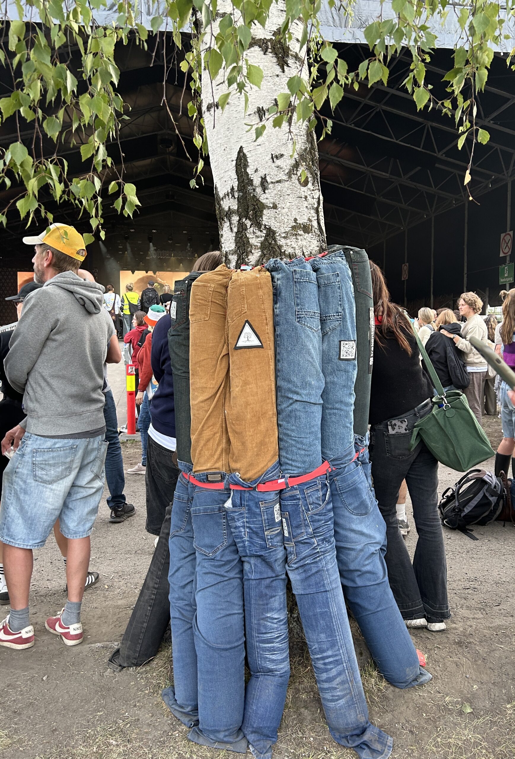 Øyafestivalen 2025 stammebeskytter av gjenbrukte bukser Øyafestivalen 2025 stammebeskytter av gjenbrukte bukser
